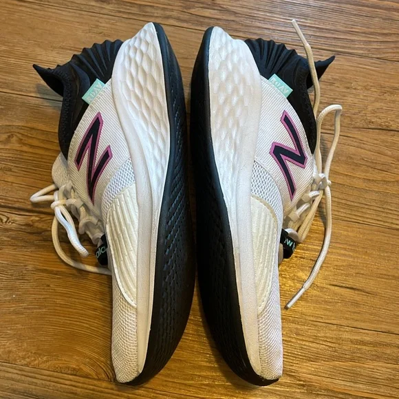 New Balance gym shoes size 8 - Picture 3 of 7